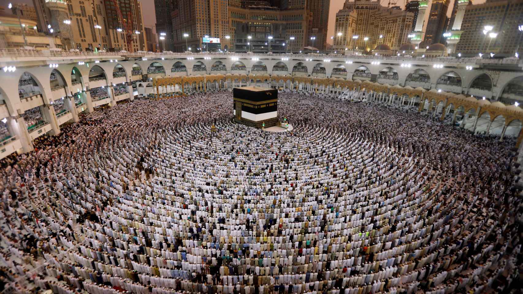Los musulmanes rezan en la Gran Mezquita de La Meca.