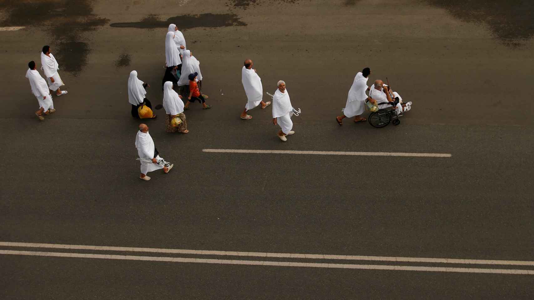 Peregrinos hacen su camino durante el primer día de peregrinación.