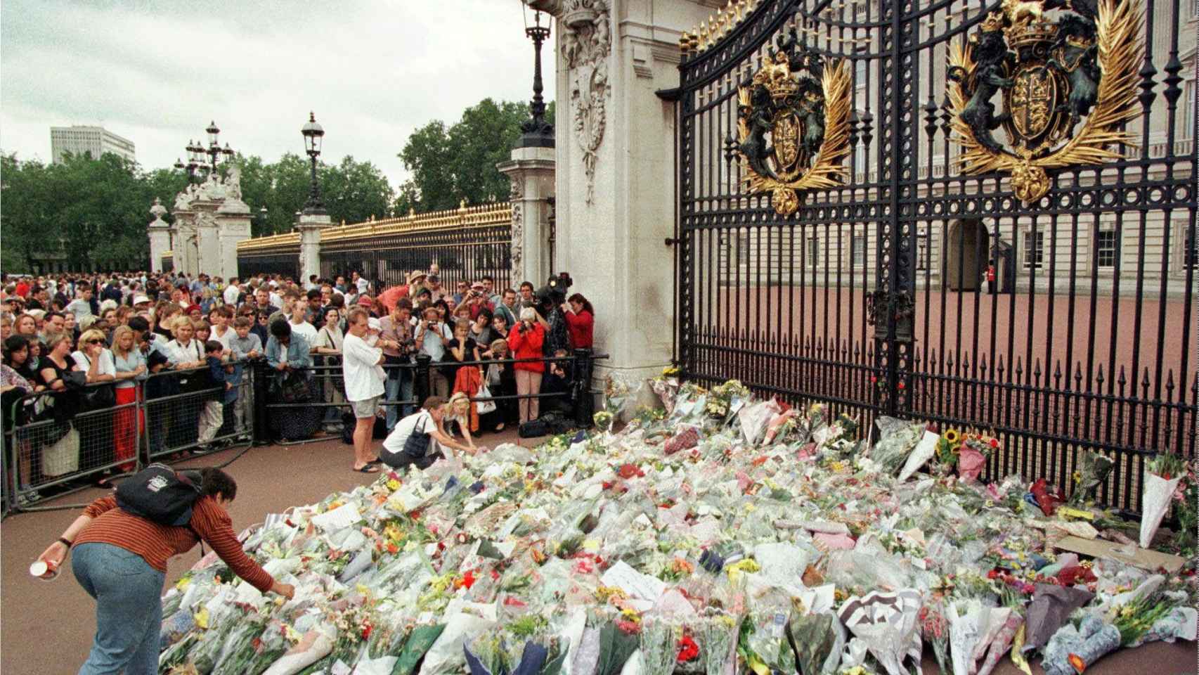 Miles de personas depositan flores a las puertas de Buckingham