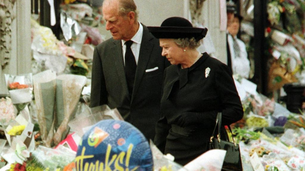 El 5 de septiembre, Isabel II visitó el altar improvisado.