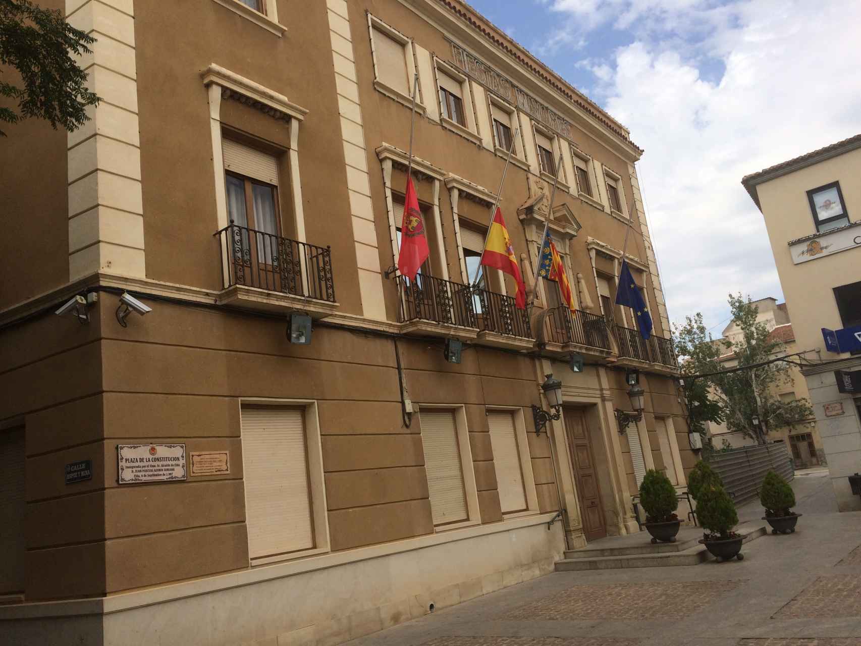 Banderas a media asta en el Ayuntamiento de Elda, Alicante.