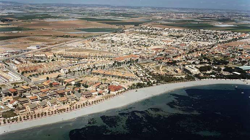 Playa de Los Alcázares (Murcia) por vertido contaminante.