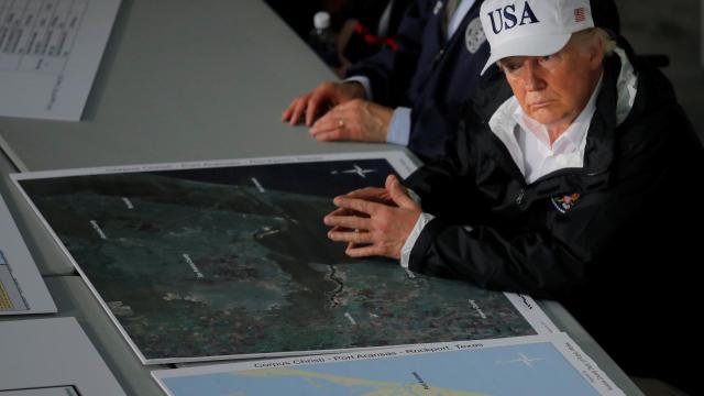 Donlad Trump durante un briefing sobre Harvey.