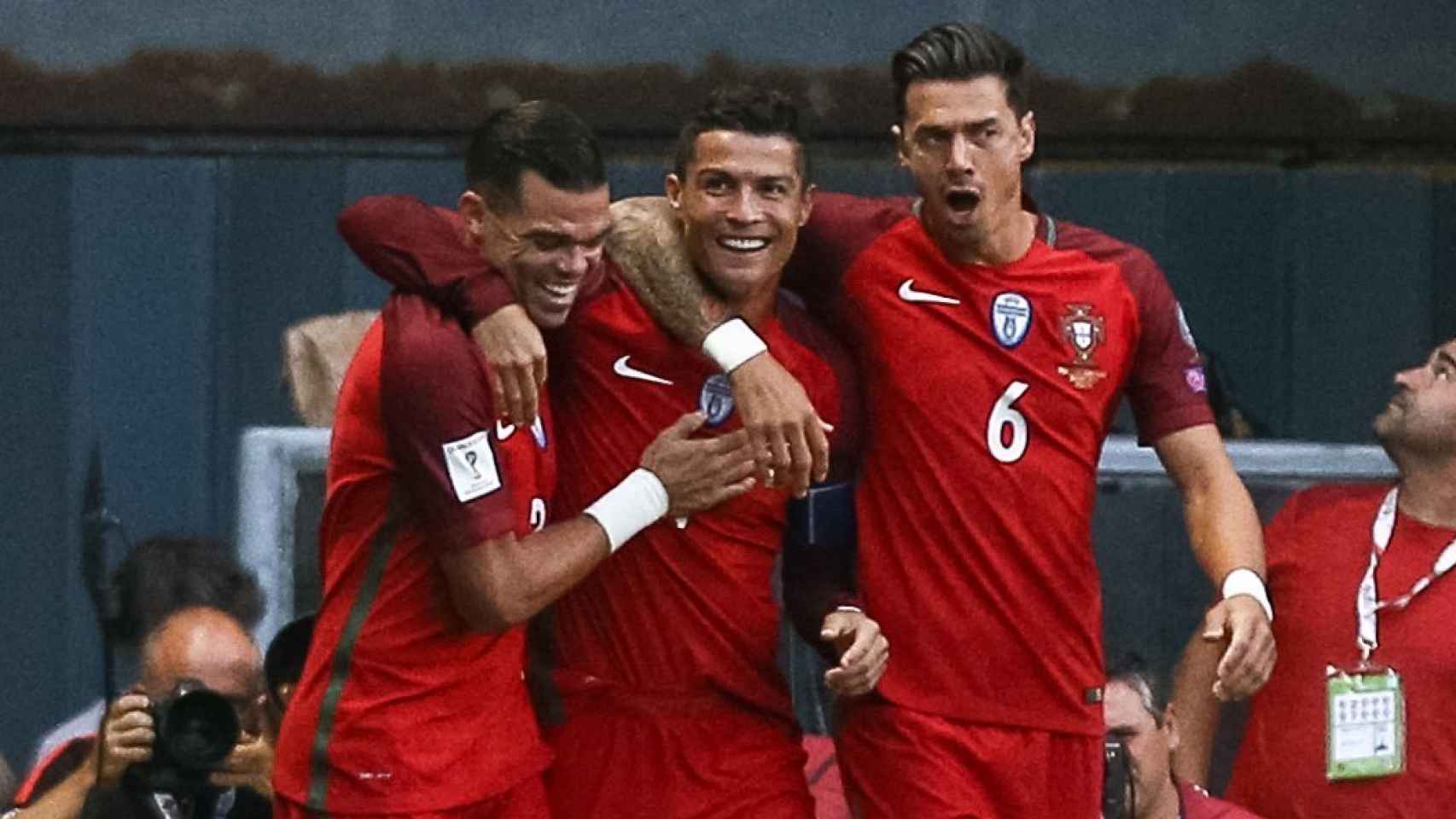 Ronaldo celebra con sus compañeros uno de sus tantos ante Islas Feroe.