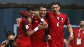 Ronaldo celebra con sus compañeros uno de sus tantos ante Islas Feroe.