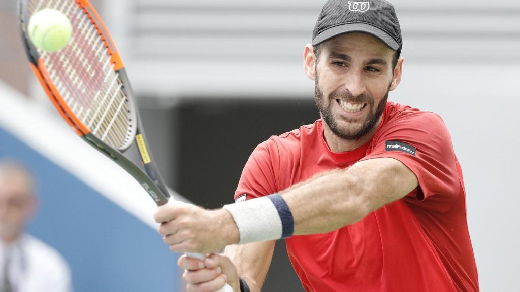 Menéndez-Maceiras golpeando un revés en el US Open.