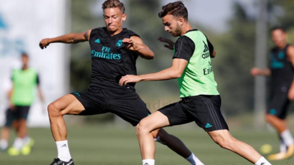 Llorente y Mayoral luchan por la posesión del balón