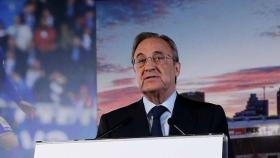 Florentino Pérez habla durante la presentación de Theo