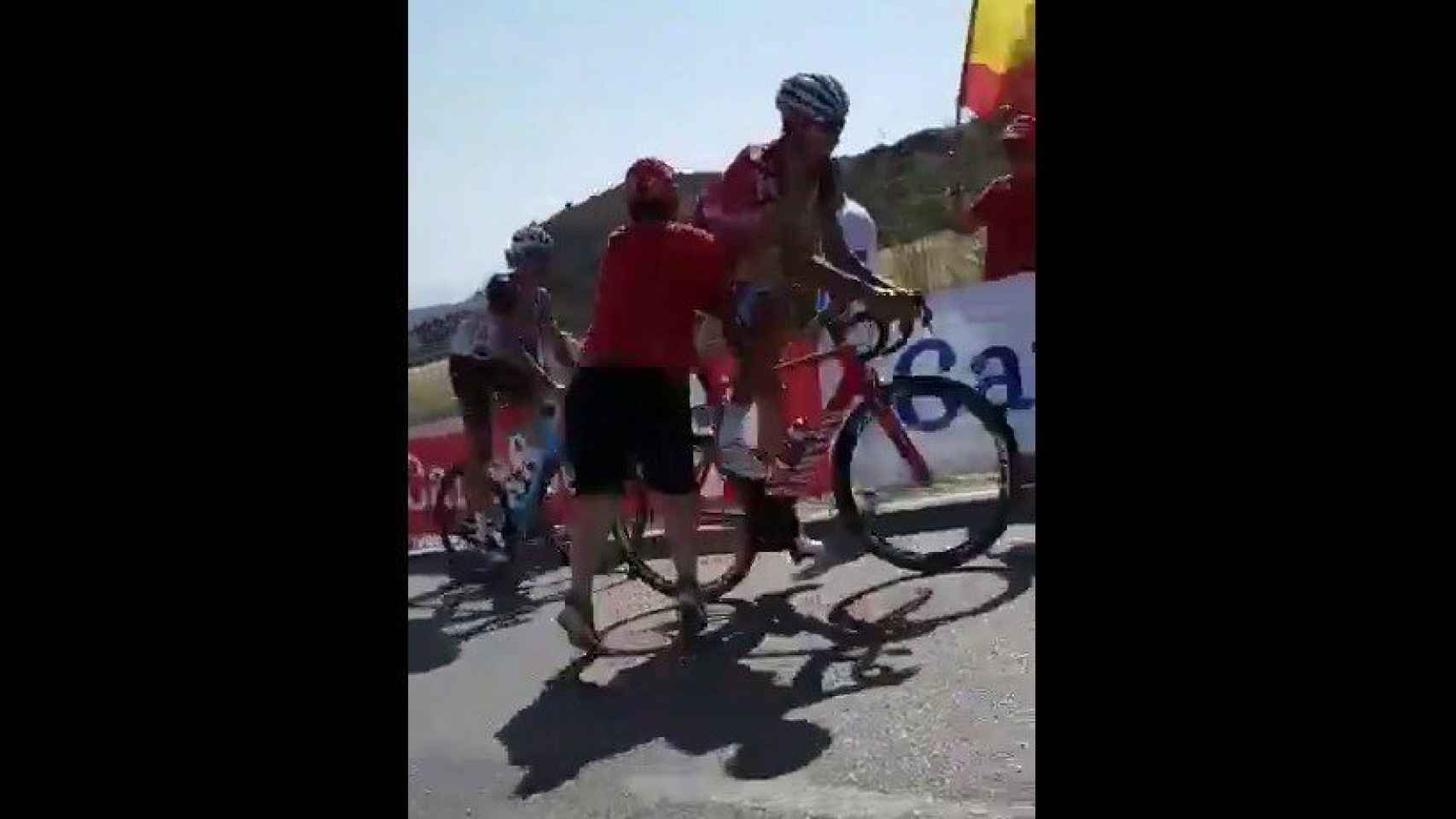 Un espontáneo golpea y derriba a Belkov en plena etapa de La Vuelta