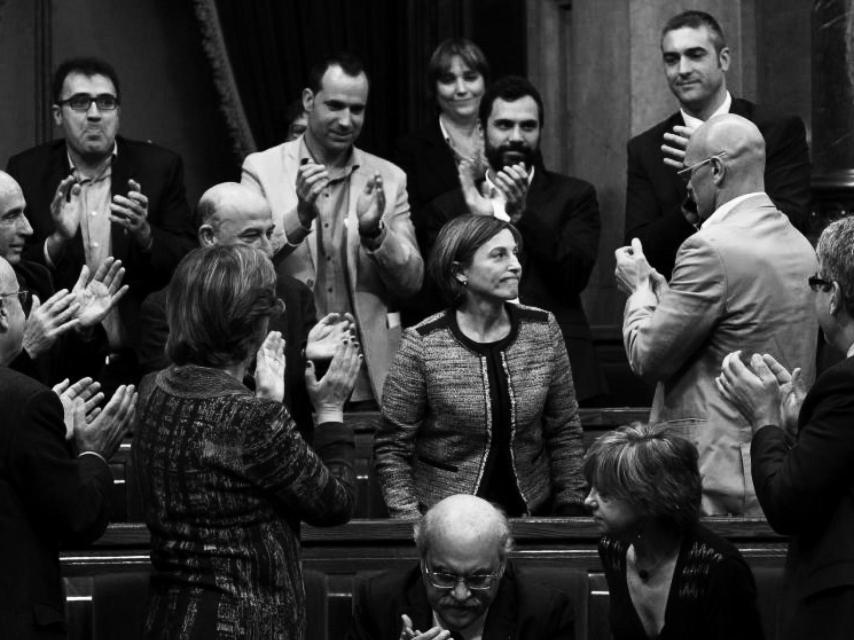 La presidenta del Parlament, Carme Forcadel, aplaudida por miembros del Govern