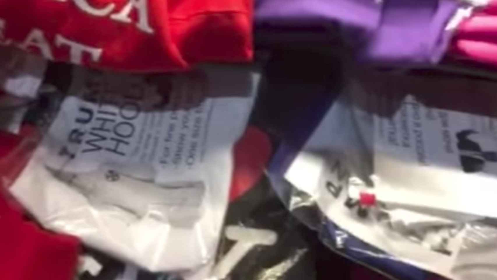 Capuchas del KKK entre el merchandising de Trump