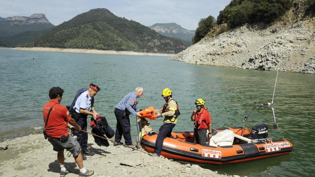 Agentes de los Mossos y de los bomberos durante los trabajos de búsqueda.