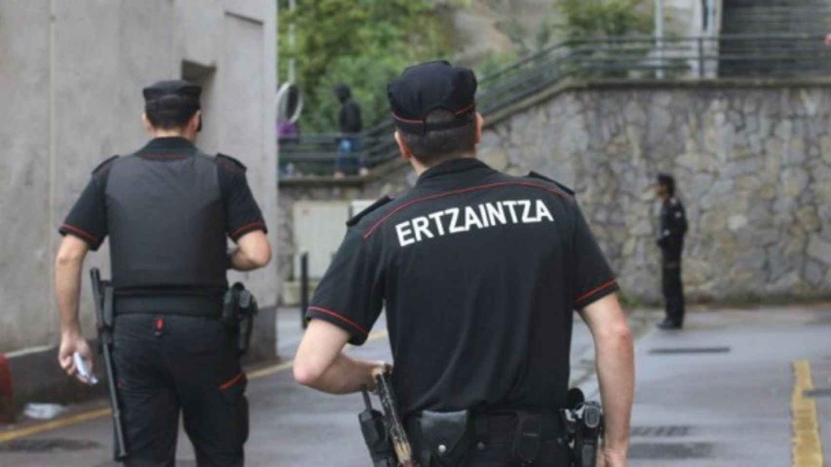 Dos agentes de la Ertzaintza.