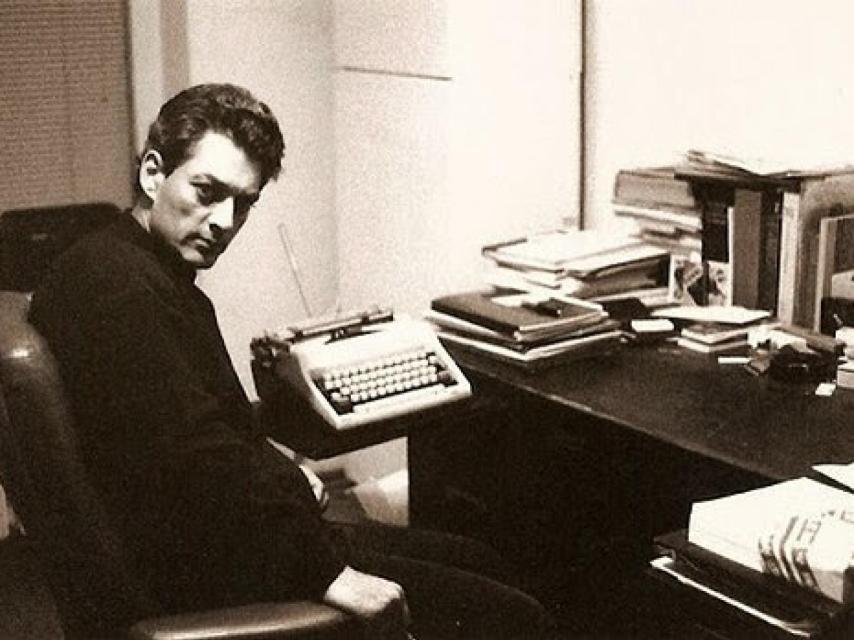 Una imagen de archivo de Paul Auster, en su despacho, con su máquina Olympia.