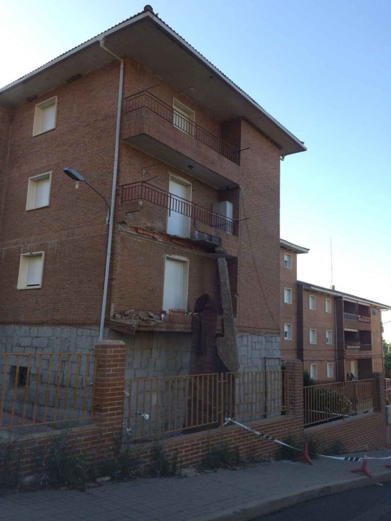 Casa cuartel de El Escorial tras el desplome de dos de sus balcones.