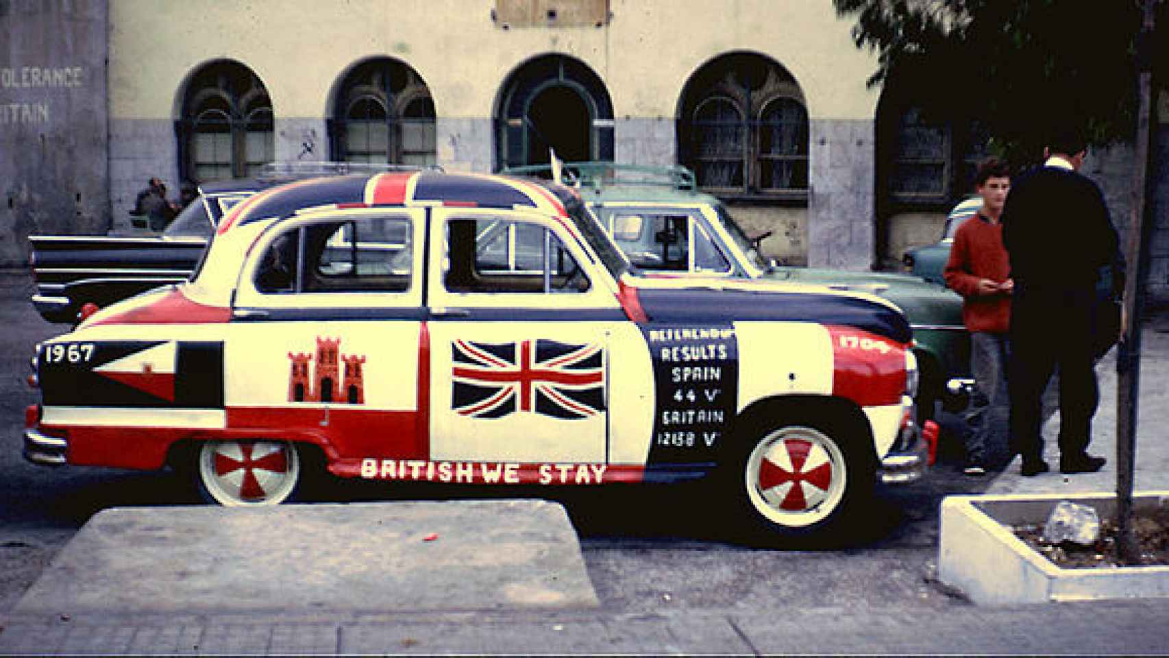 Un coche con la bandera británica, en Gibraltar.