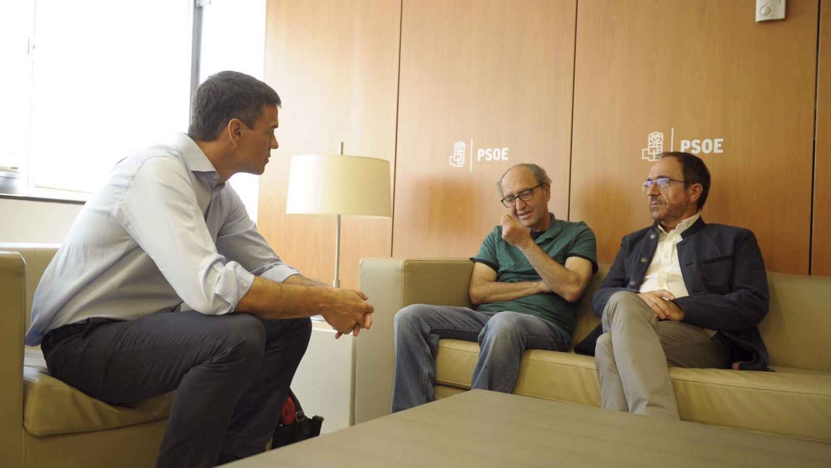 Pedro Sánchez junto al escritor Dogan Akhali en la reunión mantenida en Madrid.