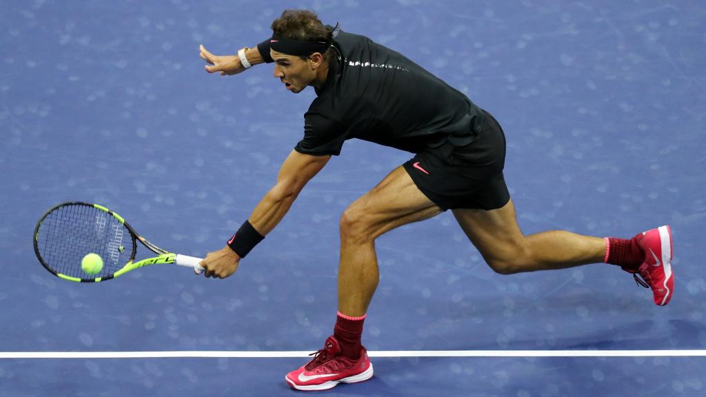 Nadal, voleando durante un partido en el US Open.