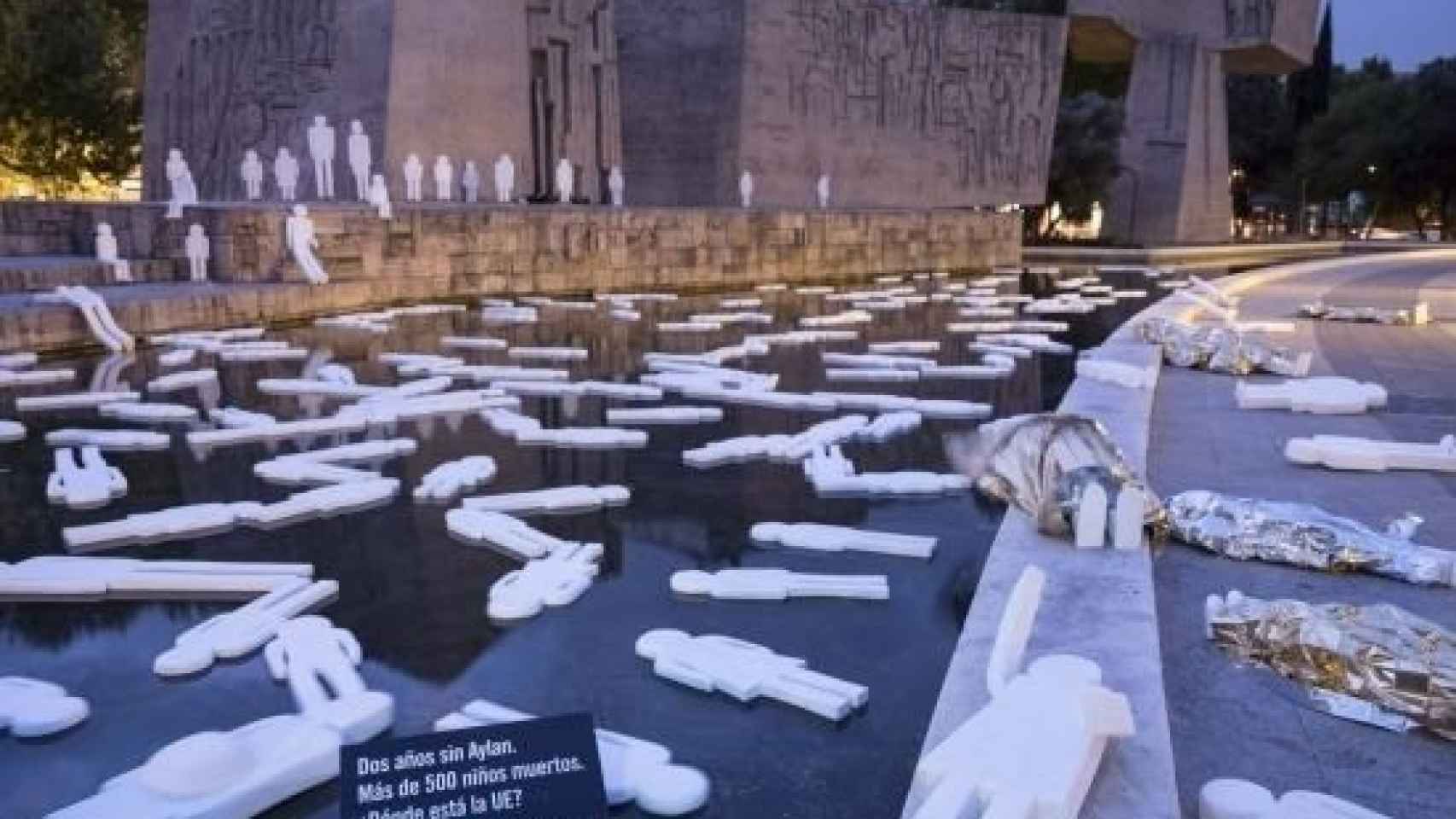 Una playa con 500 siluetas de niños recuerda en Madrid a los ahogados en el mar dos años después de la muerte de Aylan.