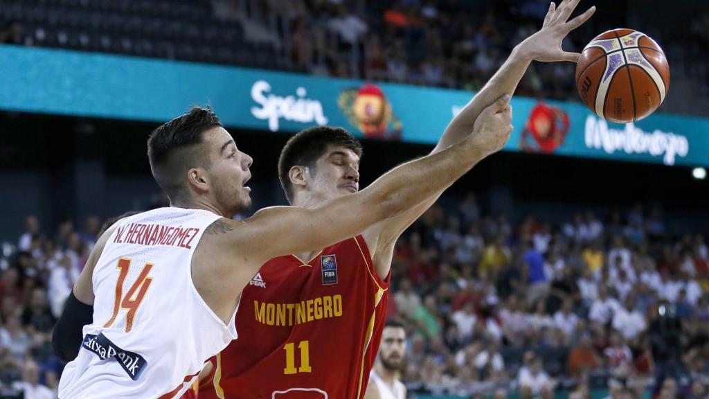 Willy Hernangómez tapona a Marko Todorovic durante el partido.