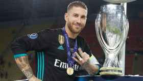 Sergio Ramos, junto al nuevo trofeo del Madrid.