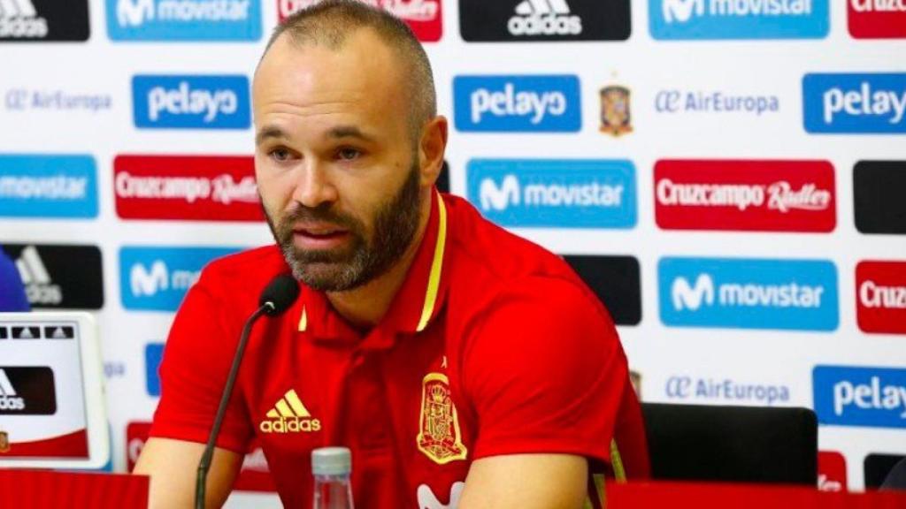 Iniesta en rueda de prensa. Foto: Twitter (@Sefutbol)