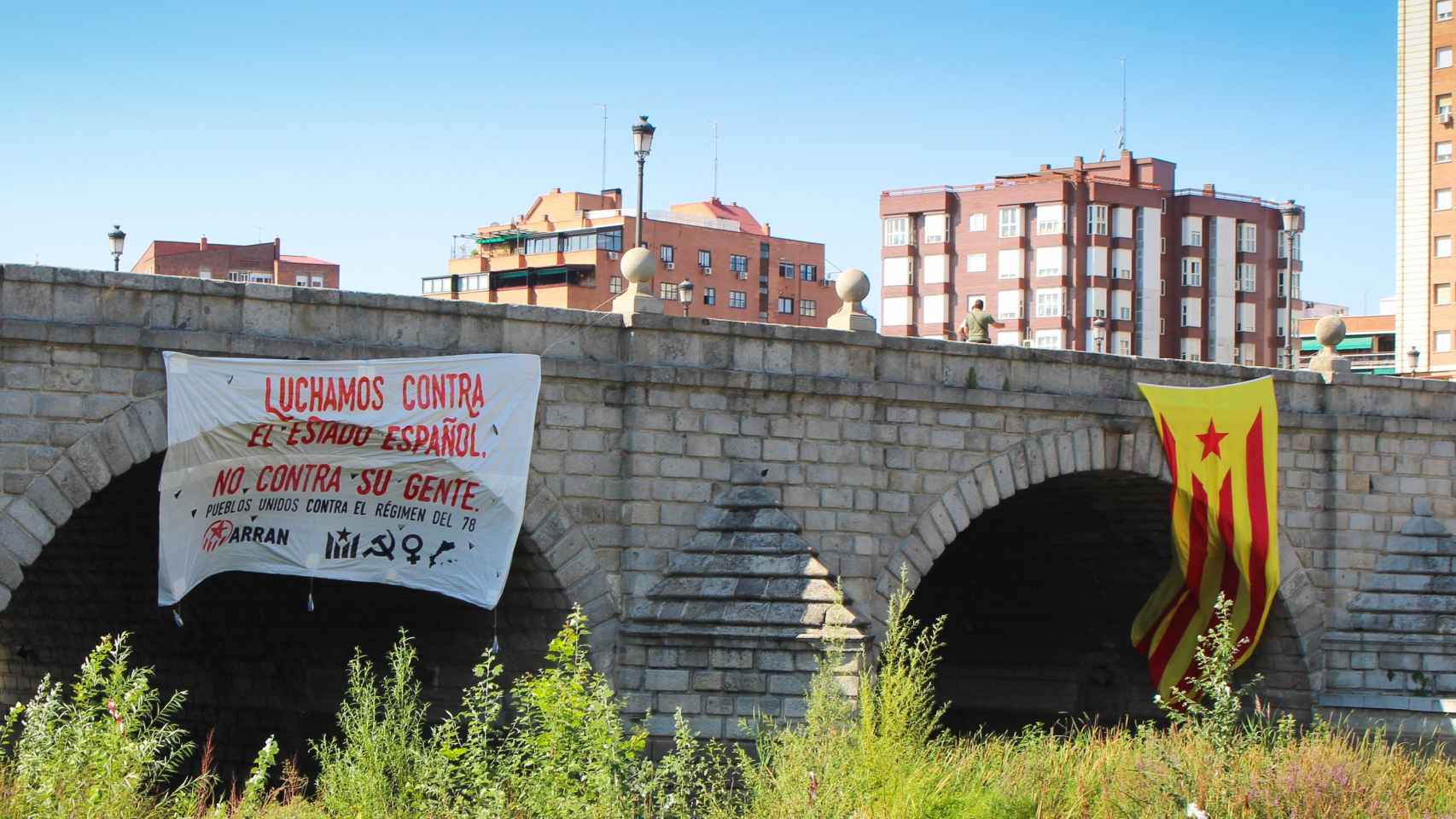 La pancarta y la estelada desplegadas por Arran en el Puente de Segovia de Madrid.