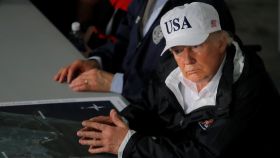 Trump durante su vista a Texas para conocer las consecuencias del huracán Harvey.
