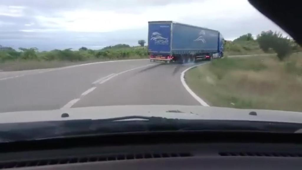 El conductor del camión no tuvo problema en conducir a lo Fast & the Furious