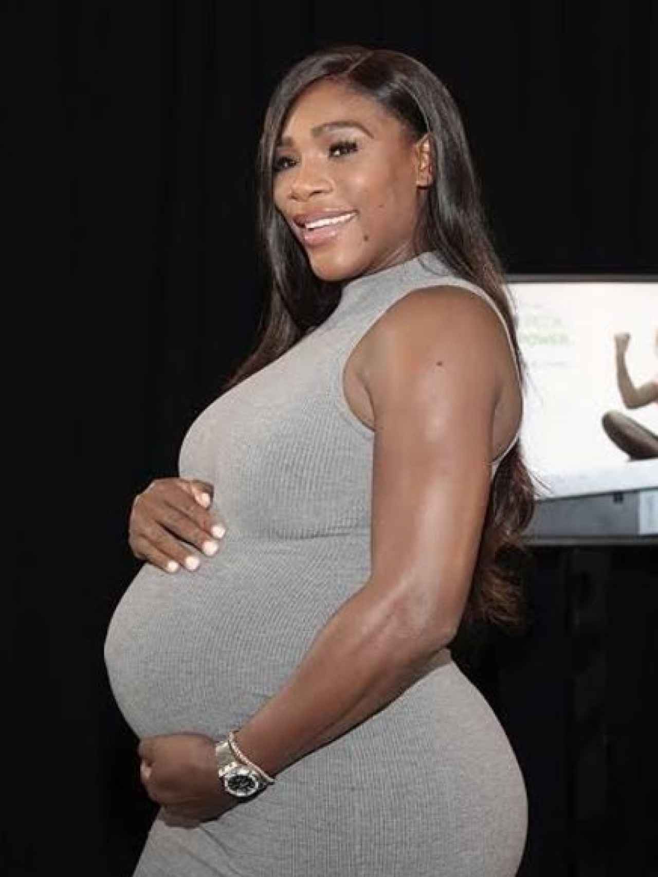 Serena embarazada de 8 meses.