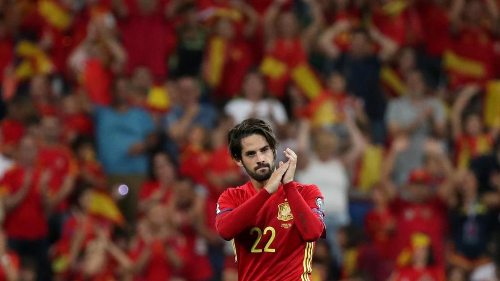 Isco recibe la ovación del Bernabéu.