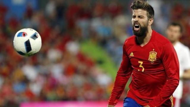 Piqué se lamenta durante un partido de la Selección