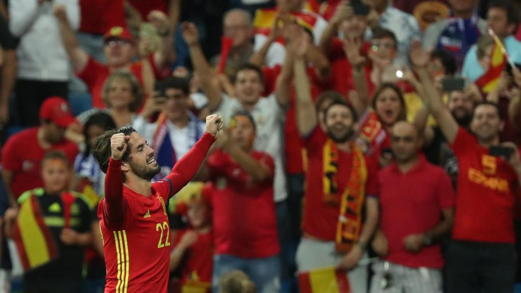 Isco celebra uno de sus dos tantos ante Italia en el Bernabéu.