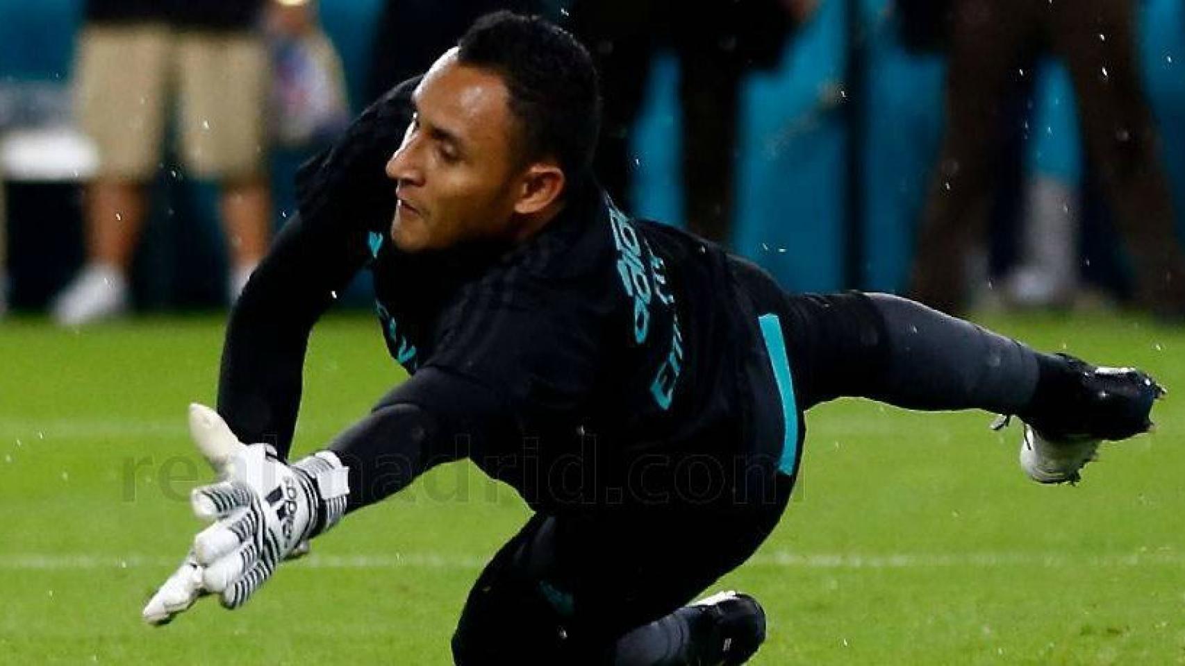 Keylor Navas realizando una parada en el entrenamiento