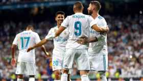 Benzema junto a Ramos y Asensio tras el gol