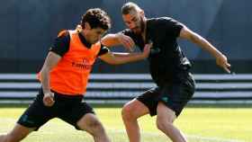 Vallejo y Benzema en el entrenamiento del Real Madrid