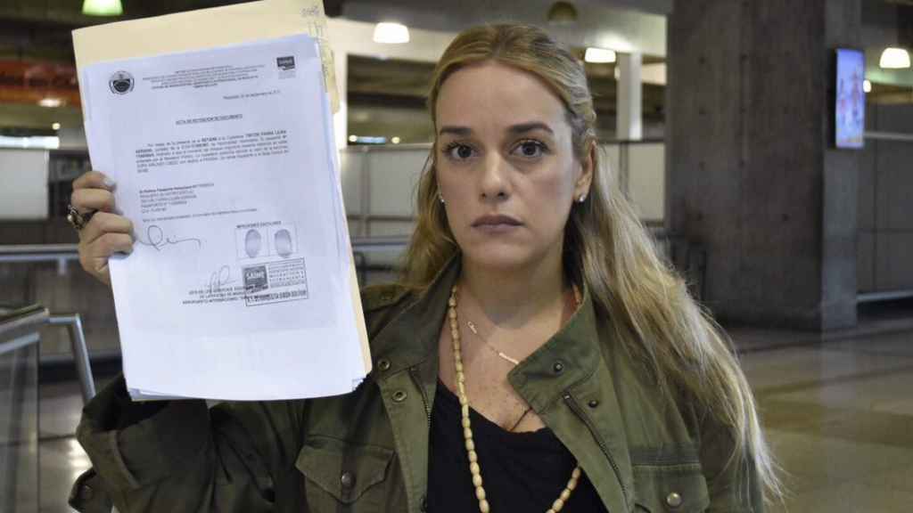 Tintori muestra la prohibición para abandonar el país en 2017