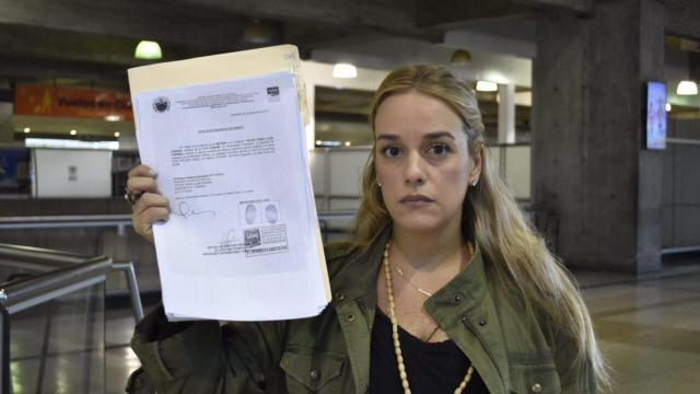 Tintori muestra la prohibición para abandonar el país en 2017