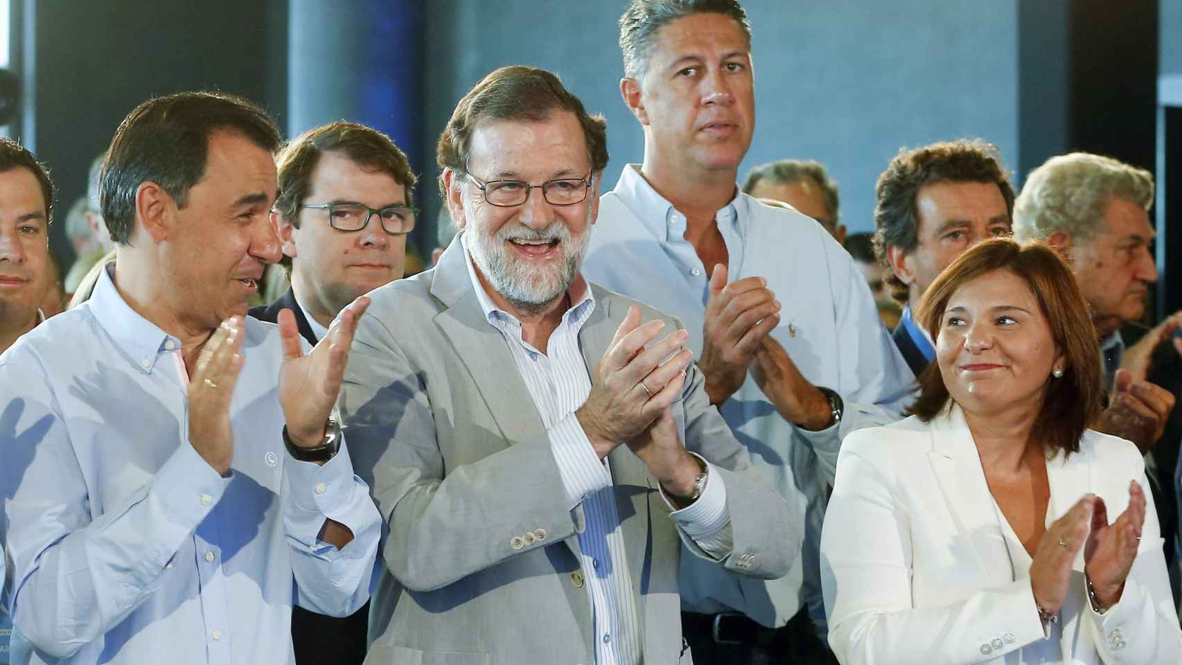 El presidente del PP, Mariano Rajoy, junto la presidenta del PPCV, Isabel Bonig, y el coordinador general del PP, Fernando Martínez-Maillo