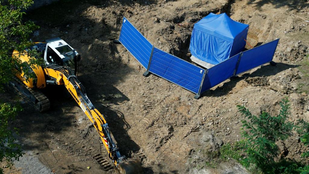 Los especialistas realizan los trabajos de desactivación de la bomba.