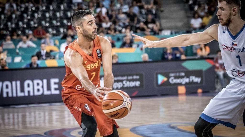 Navarro pasa el balón contra los checos.