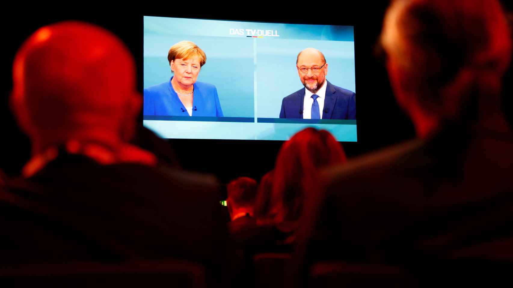 Periodistas alemanes ven el debate entre Merkel y Schulz.