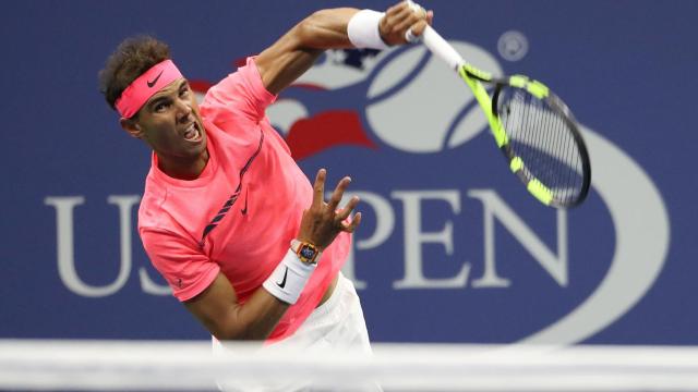 Nadal, sacando durante su partido ante Mayer.