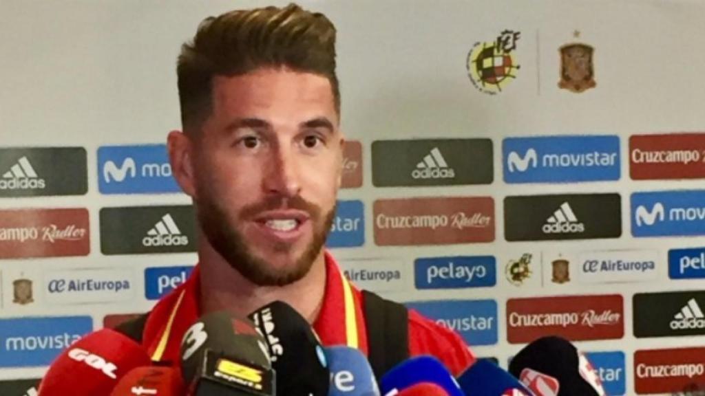 Ramos comparece ante los medios después de la victoria ante Italia. Foto: Twitter (@sefutbol).