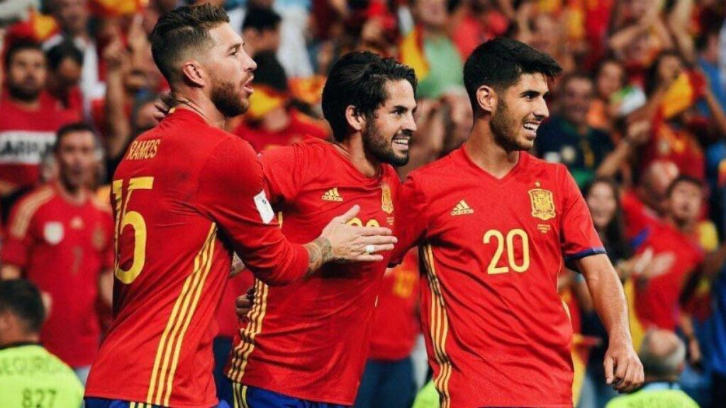 Ramos y Asensio celebran con Isco uno de sus goles ante Italia. Foto Twitter (@marcoasensio10)