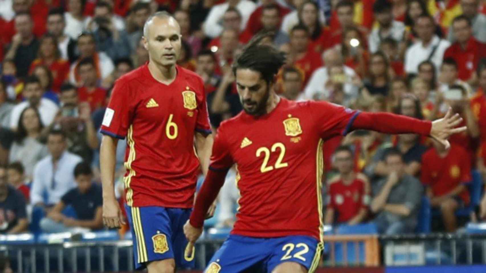 Iniesta observa como Isco lanza la falta del gol. Foto sefútbol.com