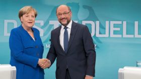Merkel y Schulz se saludan durante el debate.