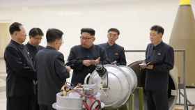 Kim Jong Un supervisa uno de sus misiles