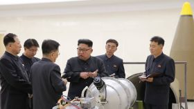 Kim Jong-un inspecciona una supuesta nueva bomba de hidrógeno. Foto: Agencia Central de Noticias de Corea (KCNA)