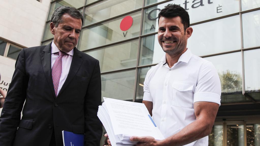 Javier Sánchez Santos, junto a su abogado, Fernando Osuna, a la puerta de los juzgados de Valencia.